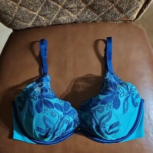 Victoria's Secret Very Sexy Plunge Push Up Underwire Floral Embroidery Lace Bra